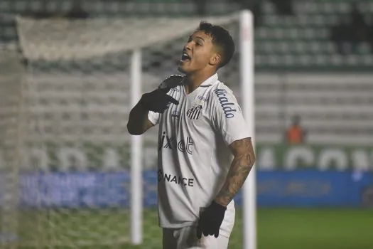 Marcos Leonardo festeja gol e vitória merecida do Santos após ‘briga’ para entrar