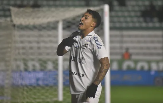 Marcos Leonardo festeja gol e vitória merecida do Santos após ‘briga’ para entrar