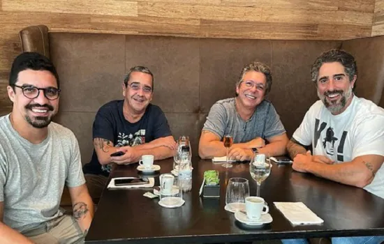 Marcos Mion e Boninho se encontram em restaurante da Globo