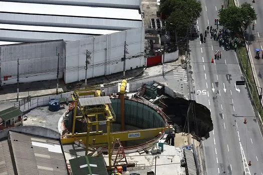 Perícia avalia rede elétrica em local de acidente na Marginal Tietê