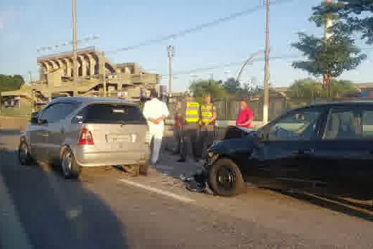 Acidente bloqueia faixa da pista central da Marginal do Tietê