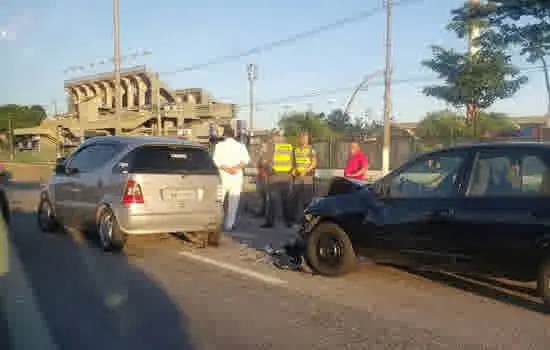 Acidente bloqueia faixa da pista central da Marginal do Tietê