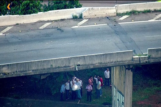 Risco de queda faz SP fechar ponte da Marginal do Tietê que dá acesso à Dutra