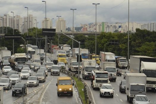 Marginal Tietê é liberada após bloqueio por manifestantes