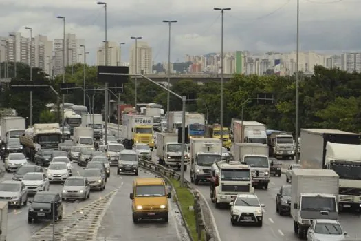 Acidente causa congestionamento na Marginal Tietê na manhã desta segunda-feira (22)