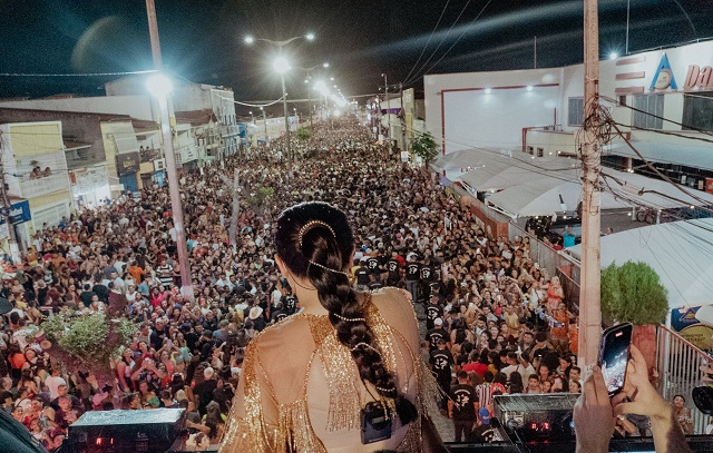 Mari Fernandez estreia no Carnaval com chave de ouro