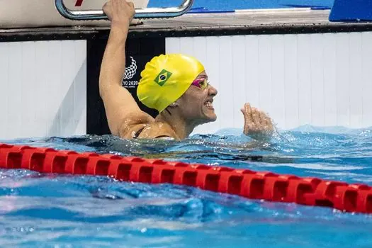 Maria Carolina Santiago quebra recorde paralímpico na natação e leva o ouro