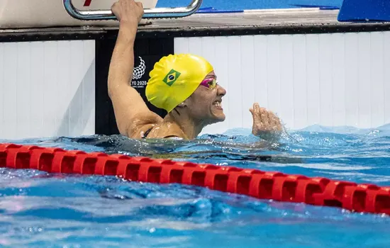 Maria Carolina Santiago quebra recorde paralímpico na natação e leva o ouro