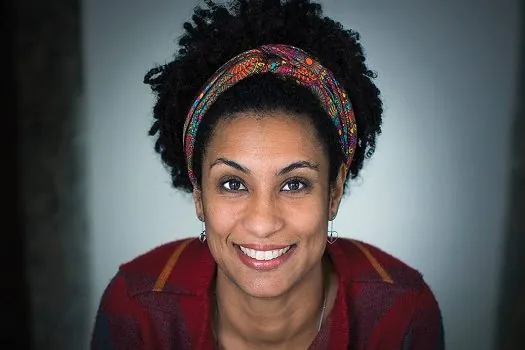 Justiça manda soltar mulher do acusado da morte de Marielle Franco