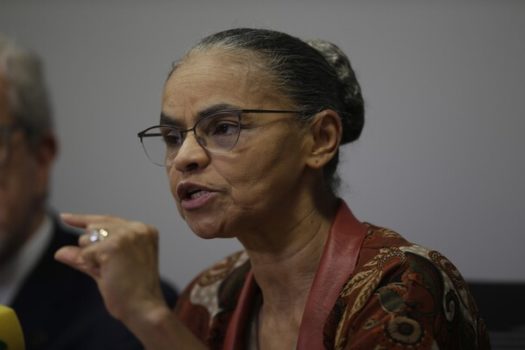 Marina Silva recebe alta hospitalar após internação por dores na coluna