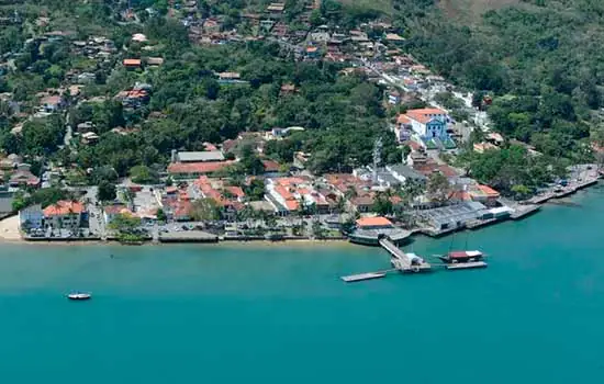 Cidades praianas ignoram fase vermelha e abrem comércio no litoral norte paulista