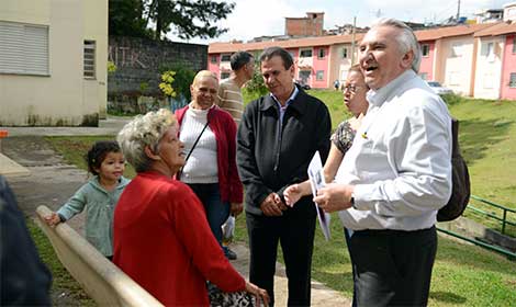 Luiz Marinho visita Jardim Colina e conversa com moradores