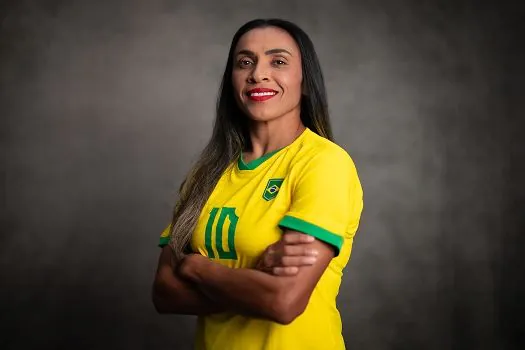 Homenageada pela Fifa, Marta se mostra disposta a jogar em Paris-2024