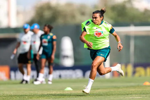 Marta treina com bola e aumenta suas chances de enfrentar a Austrália