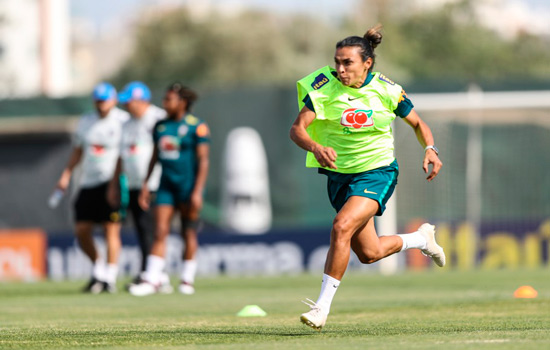 Marta treina com bola e aumenta suas chances de enfrentar a Austrália