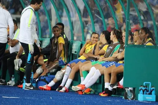 Marta leva pancada em treino da seleção brasileira, mas não preocupa