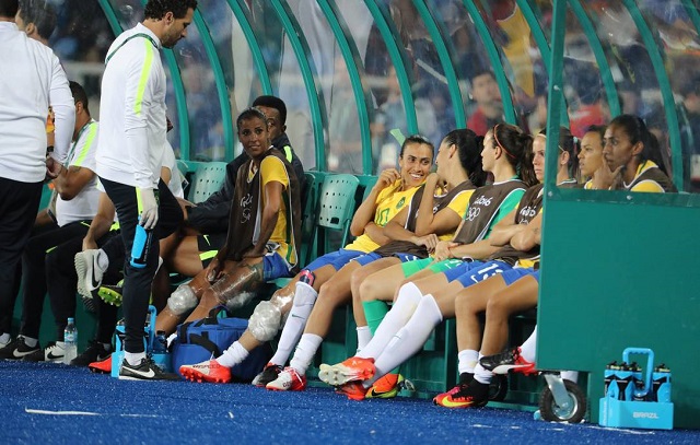 Marta leva pancada em treino da seleção brasileira