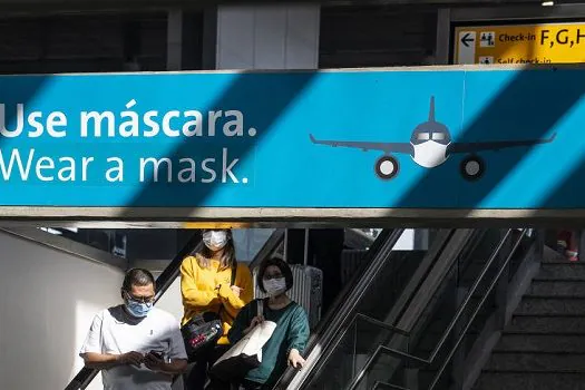 Anvisa torna obrigatório uso de máscara em aeroportos e aviões