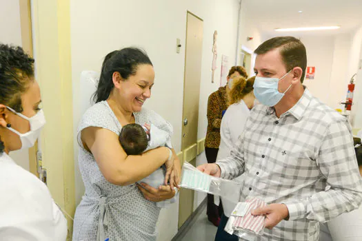 Morando entrega kits de máscaras para mães internadas em hospitais municipais