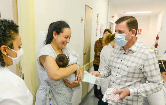 Morando entrega kits de máscaras para mães internadas em hospitais municipais