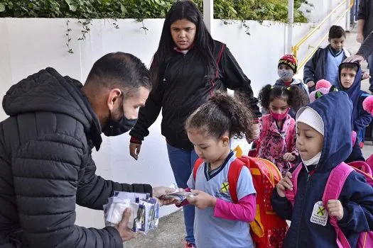 Santo André inicia entrega de máscaras de proteção em escolas da rede municipal