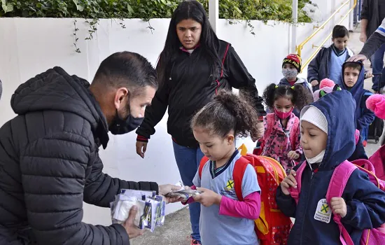 Santo André inicia entrega de máscaras de proteção em escolas da rede municipal