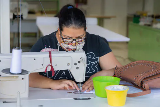 Incubadora Solidária faz parceria com shopping para comercialização de máscaras