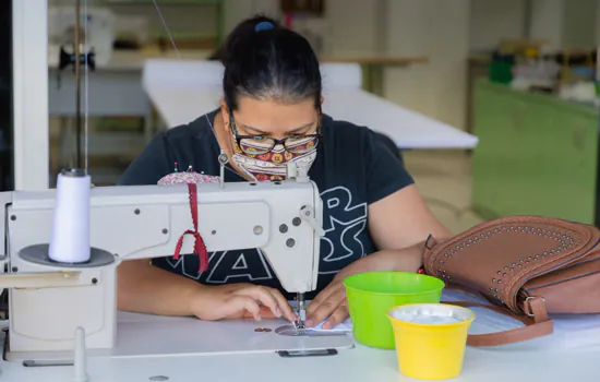 Incubadora Solidária faz parceria com shopping para comercialização de máscaras