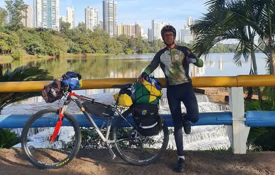 Conheça o aposentado que percorreu sozinho 7.400 km pelo Brasil em cima de duas rodas