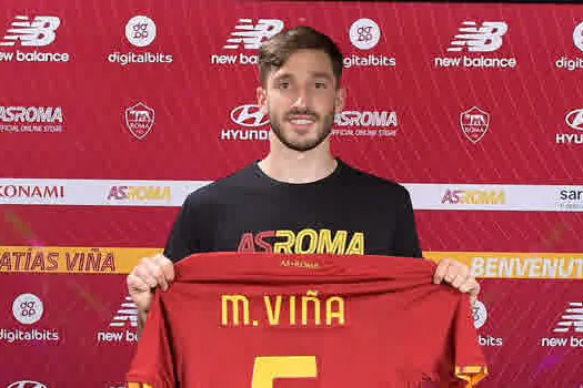 Ex-palmeirense Viña assina contrato, ganha camisa 5 e é apresentado pela Roma