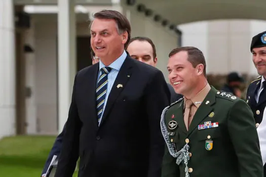 Cartões fraudados de filhas de auxiliar de Bolsonaro incluem vacina vedada para crianças