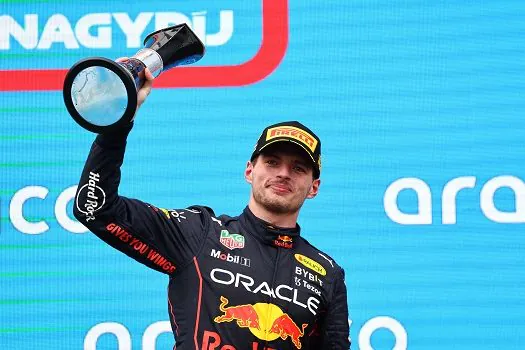 Verstappen fatura GP da Hungria mesmo após largar em 10º; Mercedes faz dobradinha