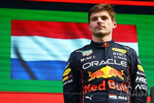 Verstappen crava pole no GP da Emilia-Romagna e iguala recorde de Ayrton Senna na F-1