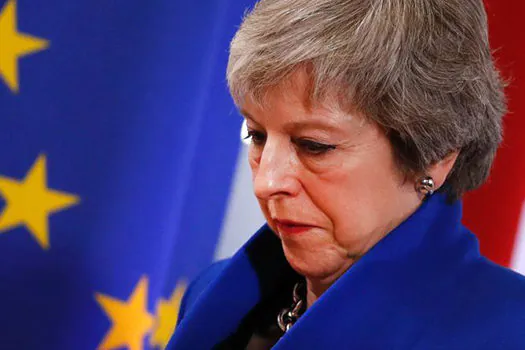 May desafia pressão para deixar cargo e tenta salvar Brexit