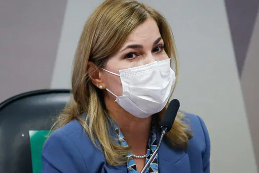 Mayra contradiz Pazuello sobre data em que ministério soube da falta de oxigênio em Manaus