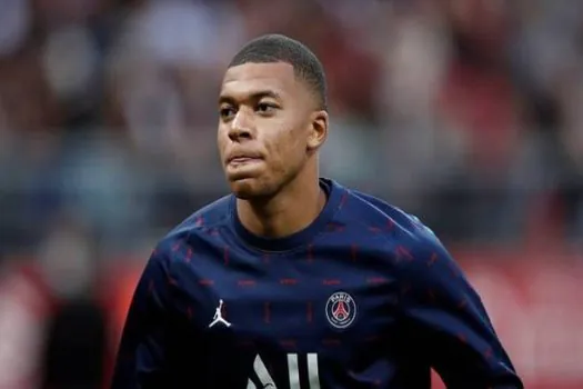 Mbappé garante que joga no PSG na próxima temporada e ironiza declarações de Macron