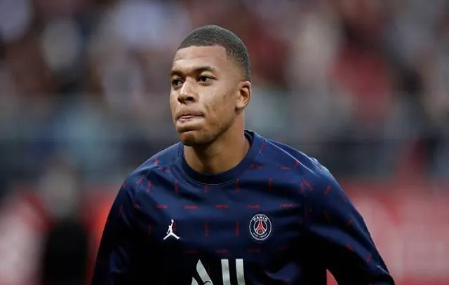 Mbappé garante que joga no PSG na próxima temporada e ironiza declarações de Macron