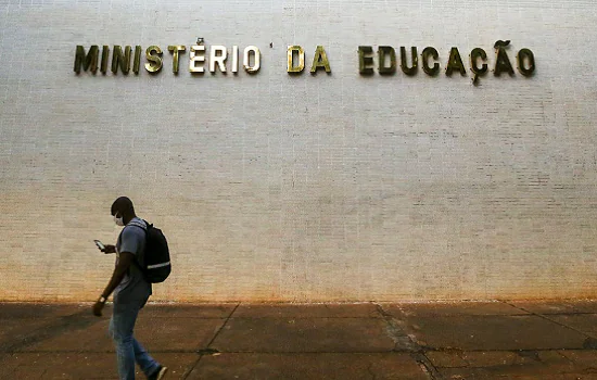 MEC diz que vai desbloquear recursos de universidades e institutos federais