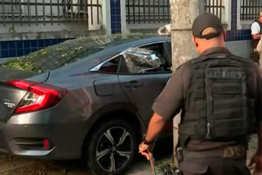 Médica baleada no Rio invade calçada com carro, atropela dois e morre