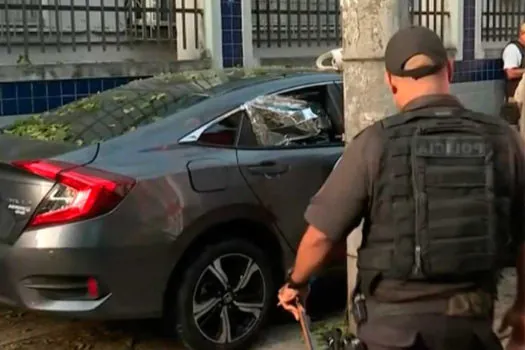 Médica baleada no Rio invade calçada com carro, atropela dois e morre