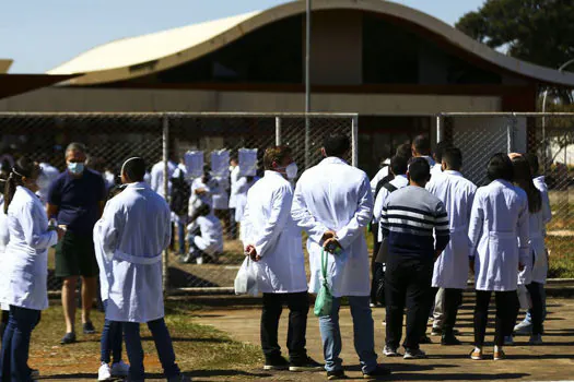 Valor mínimo da bolsa para médicos residentes passa para R$ 4,1 mil