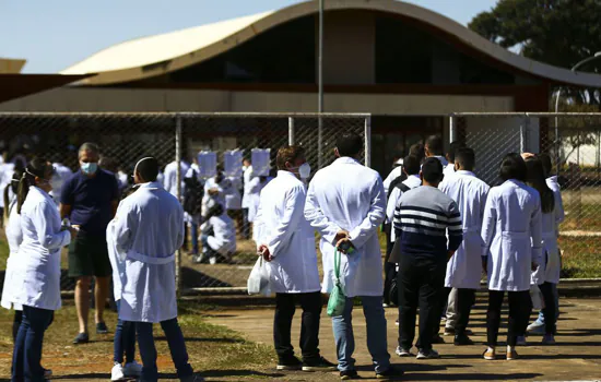 Valor mínimo da bolsa para médicos residentes passa para R$ 4