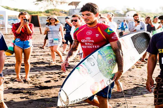 Surfistas brasileiros buscam vaga olímpica na etapa de Saquarema