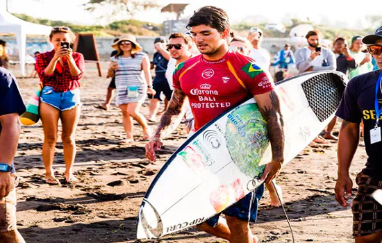 Surfistas brasileiros buscam vaga olímpica na etapa de Saquarema