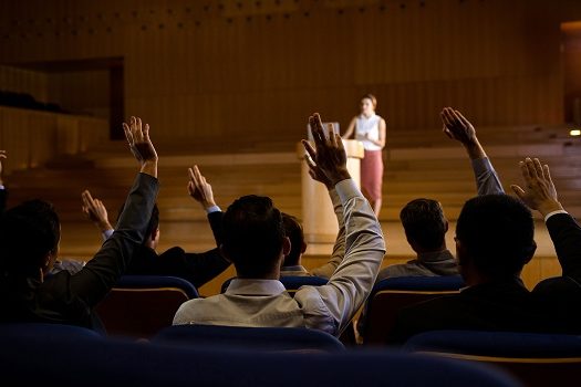 Medo de falar em público atinge 59% dos universitários no Brasil