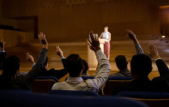 Medo de falar em público atinge 59% dos universitários no Brasil