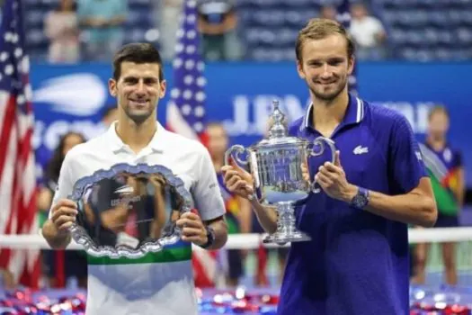 Medvedev quebra invencibilidade de Djokovic em 2023 e faz final russa em Dubai