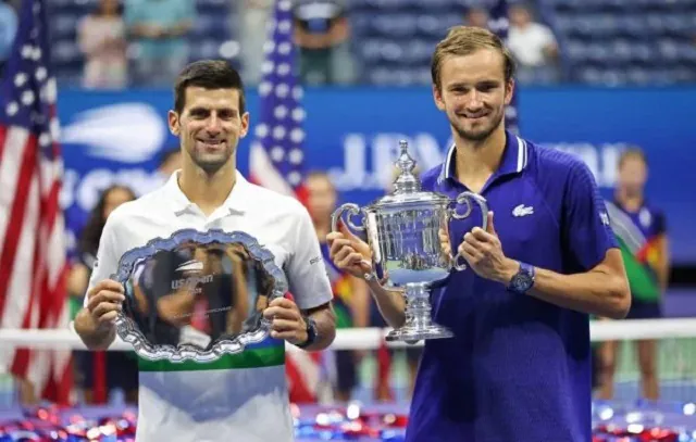 Medvedev quebra invencibilidade de Djokovic em 2023 e faz final russa em Dubai