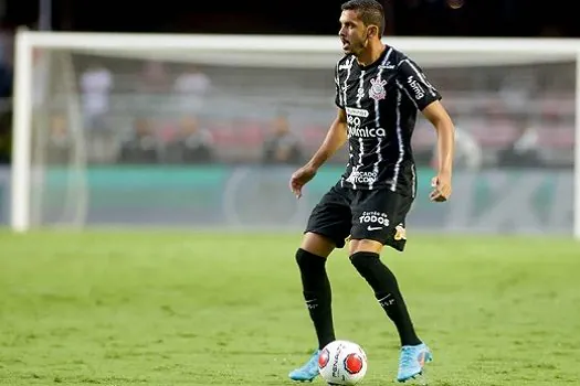 Bruno Melo deve ser o lateral-esquerdo do Corinthians contra o Santos na Vila