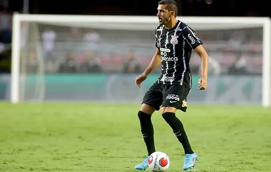 Bruno Melo deve ser o lateral-esquerdo do Corinthians contra o Santos na Vila